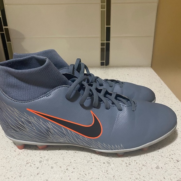 Boys Nike Cleats - Picture 2 of 5